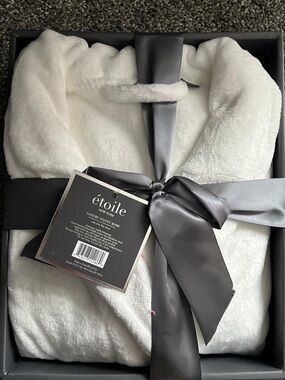 Etoile New York Luxury Velvet Robe New In Box - One Size - white